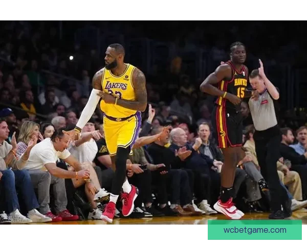 围绕詹姆斯昨日惊天劈扣起跳距离赛季第三飞行速度震撼全场表现解析